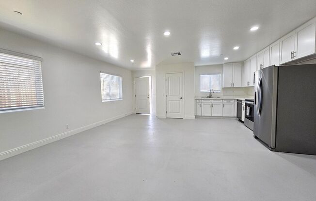 1201 W Mariposa Ave