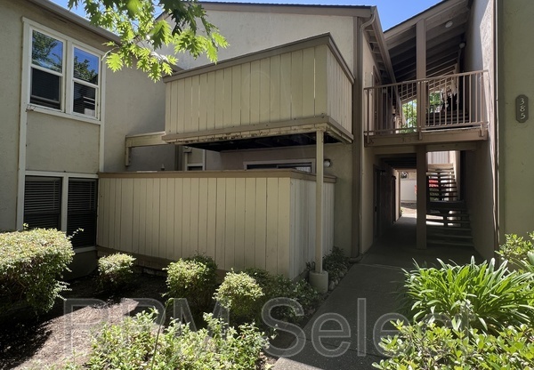 385 CAMELBACK RD