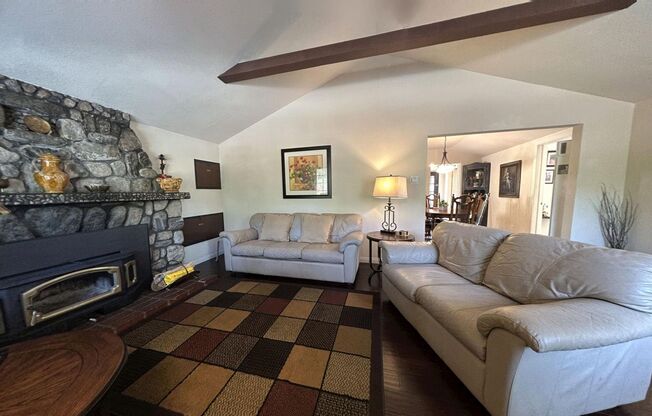 Gorgeous Fully Furnished 3 Bedroom 2 Bath Home in Mountain Home Village Community!