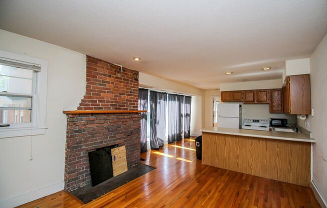 1 bed, 1 bath, $920, Unit Apt A