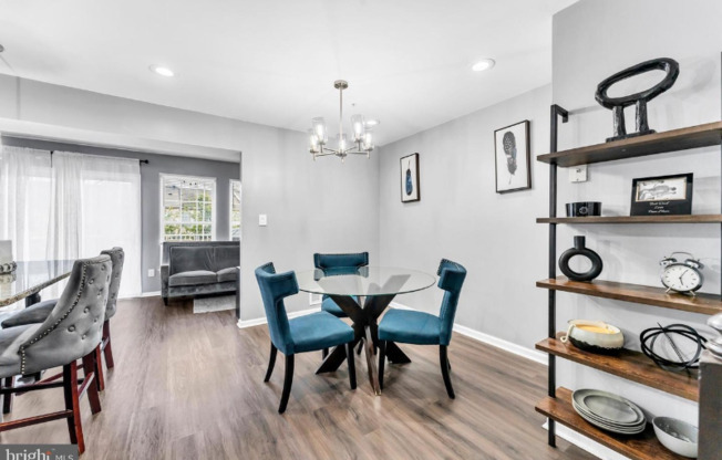 7022 OAK GRV WAY