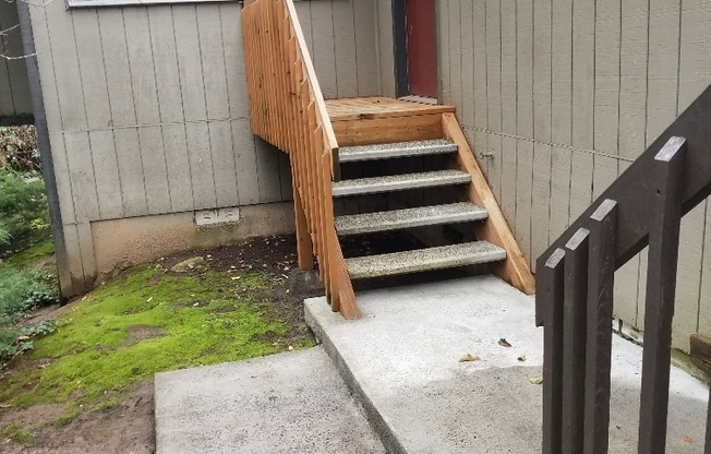 Van Zuylen 1601-25 - Ash St. Crest