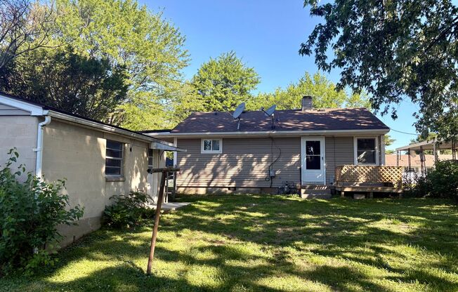 2 bedroom 1 bath house for rent with a garage