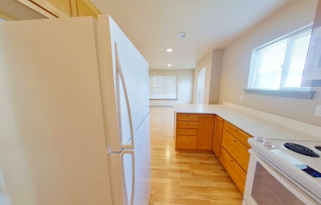 4 beds, 2.5 baths, $4,120, Unit 578 East 15th Alley