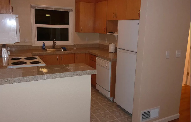 2 beds, 1 bath, $1,400, Unit 3