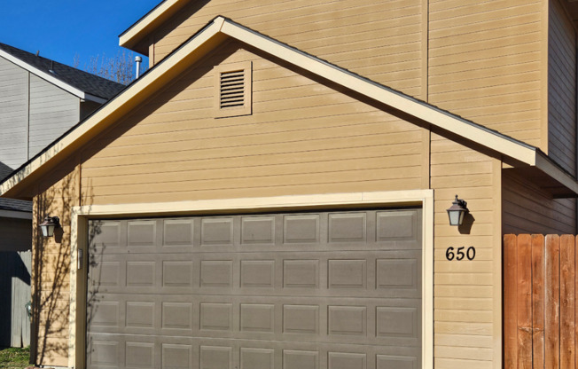 1/2 off First Full Month! 3bed/2.5 bath home near Ten Mile Crossing-2 Car Garage-All Appliances Included