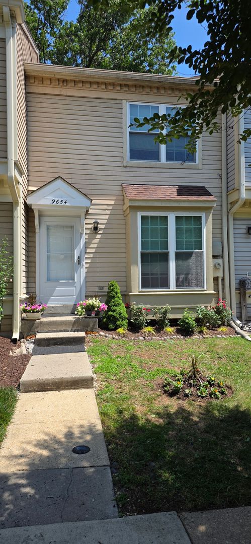 Act Fast! 2 Bedroom Townhome In Columbia