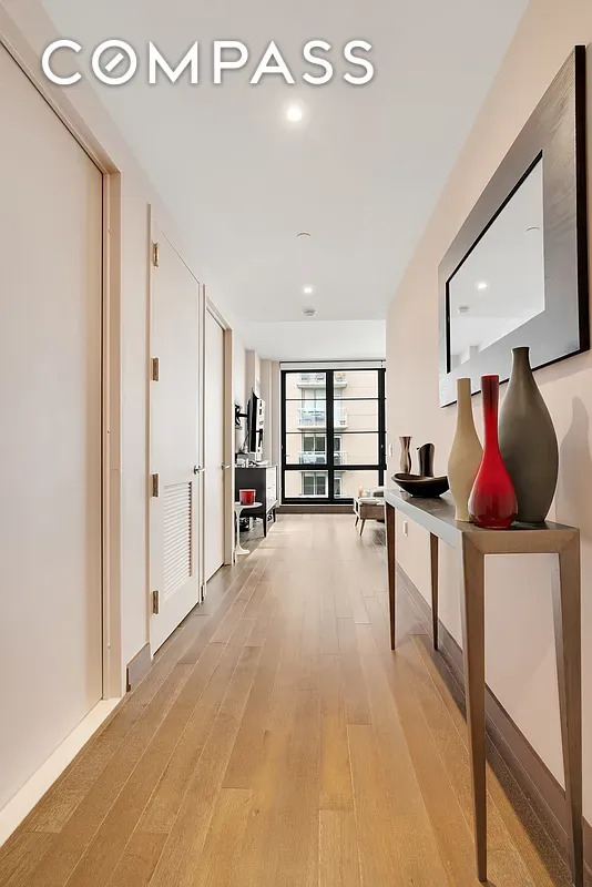 261 W 25 ST