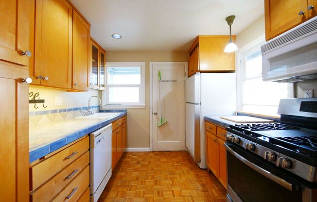 5 BEDS & 2.5 BATH SINGLE FAMILY HOUSE FOR RENT