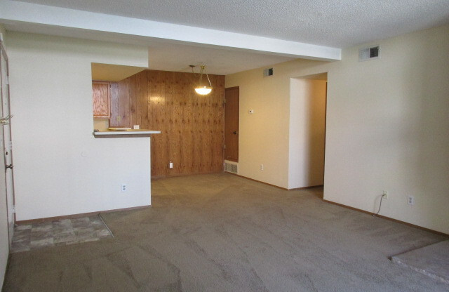 2 beds, 2 baths, 1,020 sqft, $1,900, Unit 921 S Zeno Way