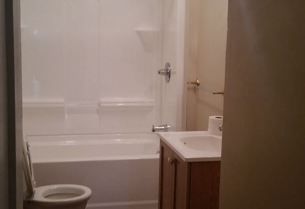 3 beds, 1 bath, $1,400, Unit 4