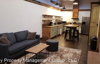 916 Washington Blvd - Upper Floor