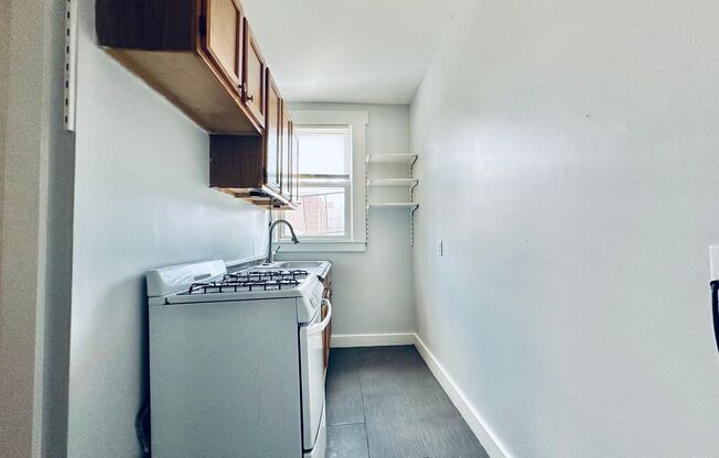 Studio, 1 bath, 400 sqft, $1,295, Unit 21-4