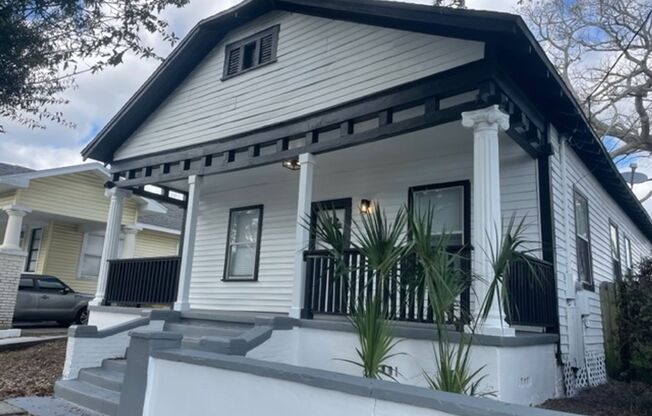 Beautifully renovated 3/2 Bungalow Available 3/15!