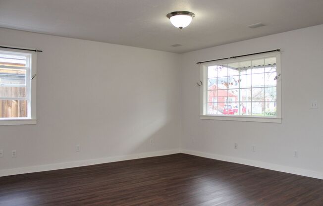 Cutie South Tabor 3 Bedroom Home w/Large Backyard