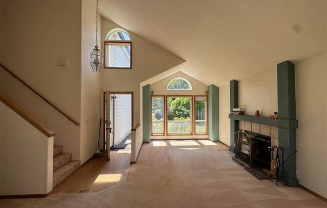 6851 SE Moscato Court ~ Brand New Carpet & Paint!