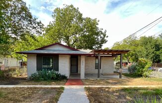 2/1 Cottage in Great Location!