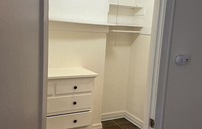 Studio, 1 bath, 325 sqft, $1,195, Unit 210