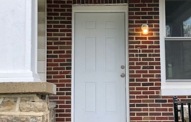 Beautiful and ready to move in 3 Bedroom, 1 Full Bath home just minutes from downtown!