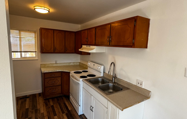 910 E 9 ST