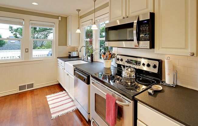 Beautiful Remodeled Home- Walk to Alki or Water Taxi