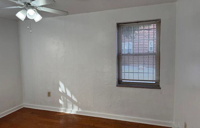 3 beds, 1 bath, $2,175, Unit 116B