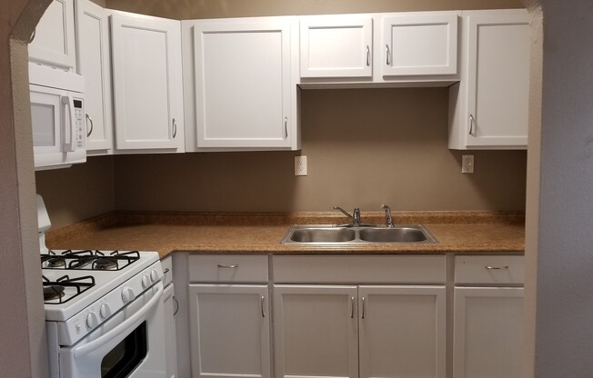 2 beds, 1 bath, 700 sqft, $925