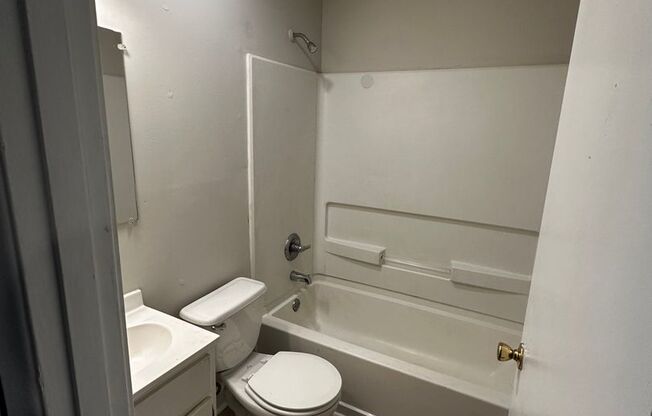 2 beds, 1 bath, 650 sqft, $1,150, Unit 4