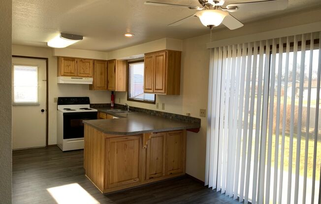 2 beds, 1 bath, 928 sqft, $1,750, Unit 2348 Umatilla