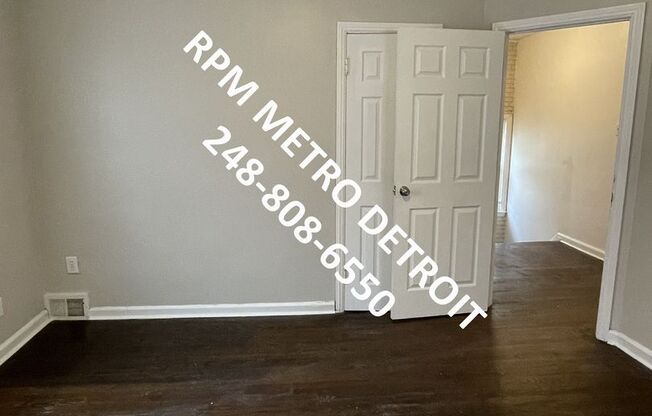 3 beds, 1.5 baths, $1,400, Unit (RRR)