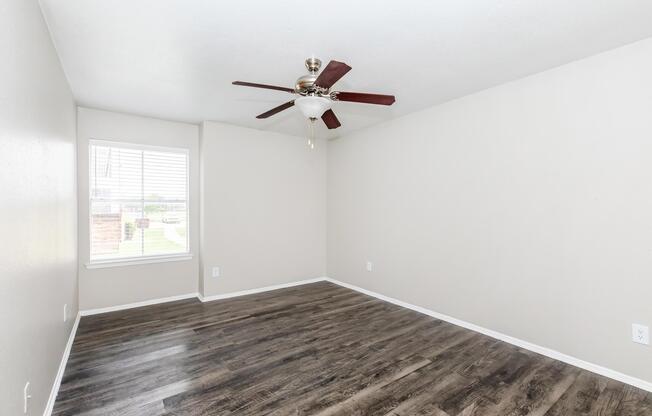 2 beds, 2 baths, 976 sqft, $1,300