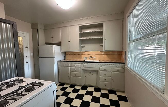 Charming Studio- Historic Charm!  Live Next to R Street, the Historic District —$700 Lease Signing Bonus!