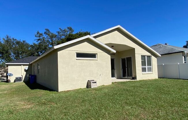 Lovely 4 bedroom 2 bathroom home in Valrico!