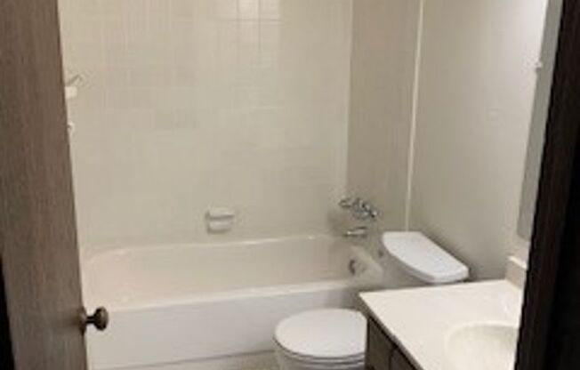 1 bed, 1 bath, 694 sqft, $1,100, Unit 25-104