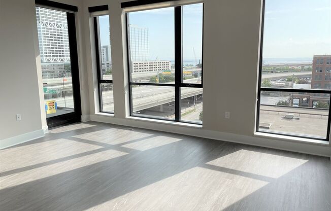 1 bed, 1 bath, 897 sqft, $1,925, Unit 321 Jefferson-512