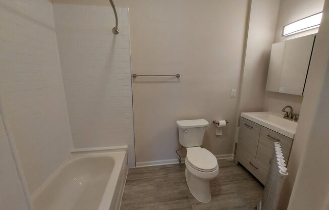 2 beds, 1 bath, $2,195, Unit 3255 - Unit 3B