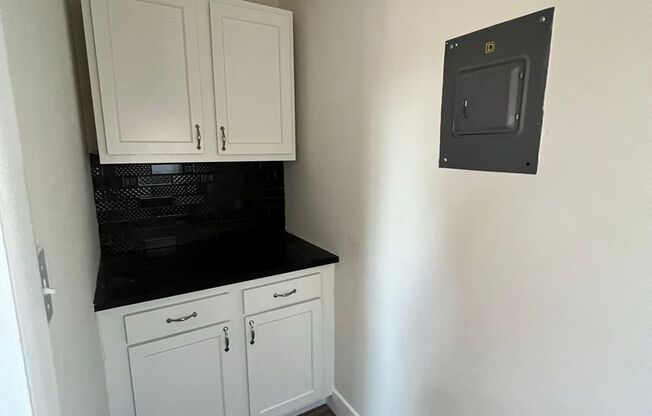 2 beds, 1 bath, 800 sqft, $1,100, Unit 3