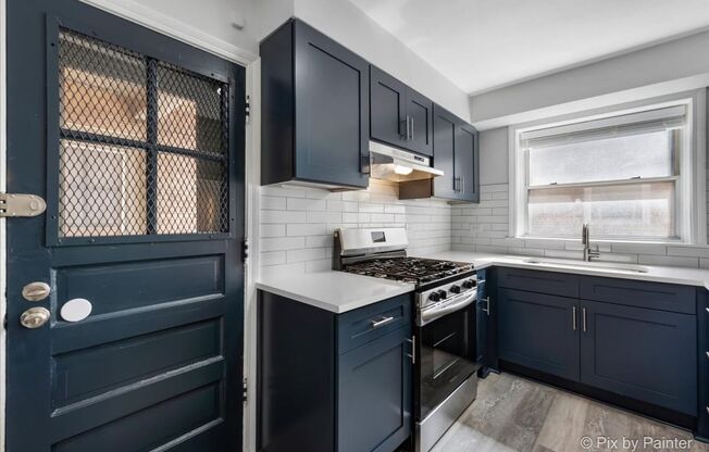 3 beds, 1 bath, 950 sqft, $2,125, Unit 2715-2