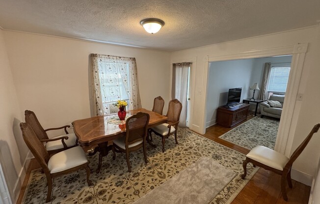2 beds, 1 bath, 800 sqft, $2,400, Unit 27