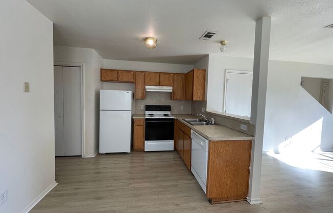 3 beds, 2 baths, 1,200 sqft, $925, Unit # A