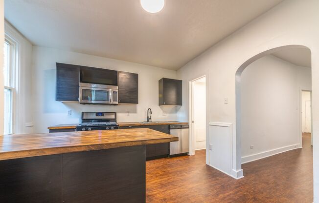 3 beds, 2.5 baths, $2,075, Unit Mt Washington