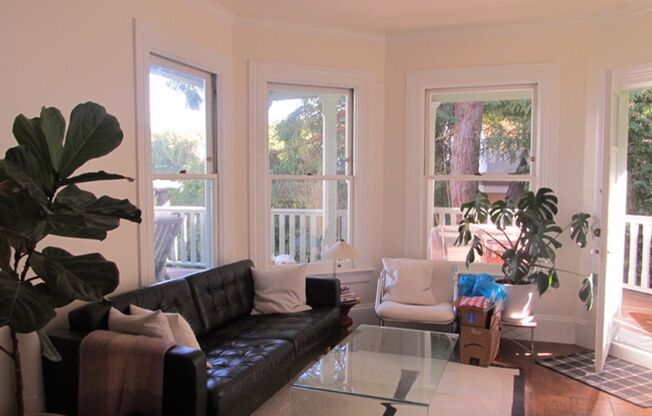 Amazing View! Charming Studio Unit! Bay View! PROGRESSIVE