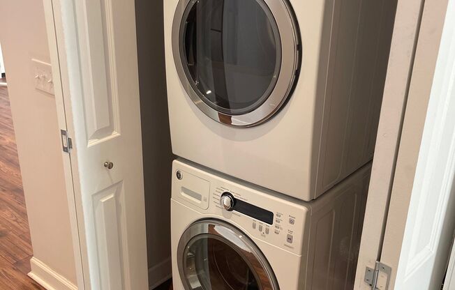 Newly Renovated 2B Apartment just Blocks from Forsyth