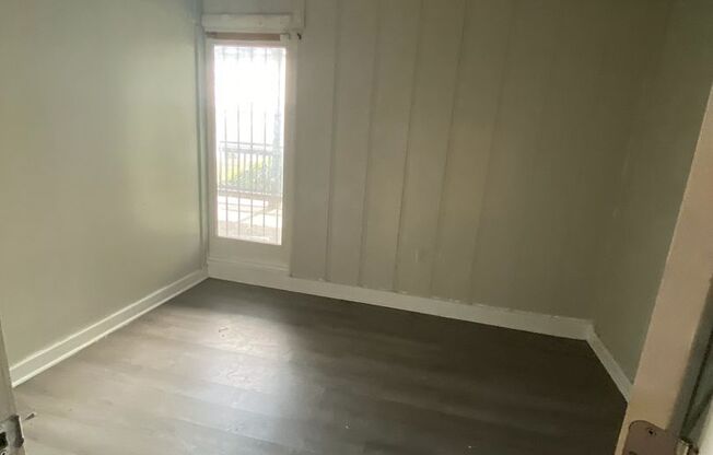 3 beds, 1 bath, $1,275, Unit Unit 202