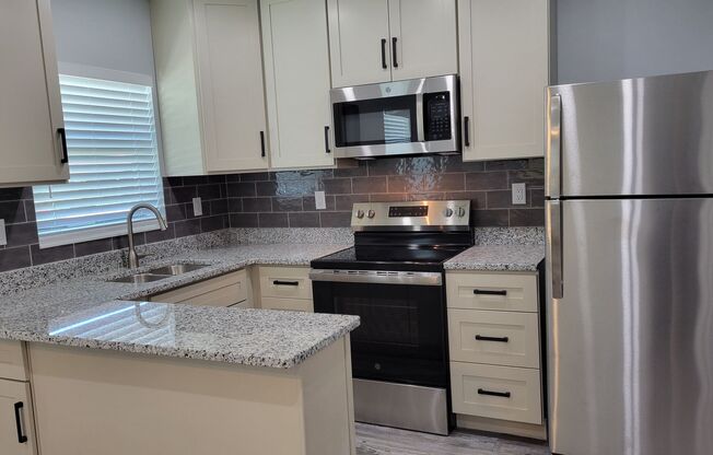 Annual UNfurnished Beautifully totally renovated duplex in Sarasota