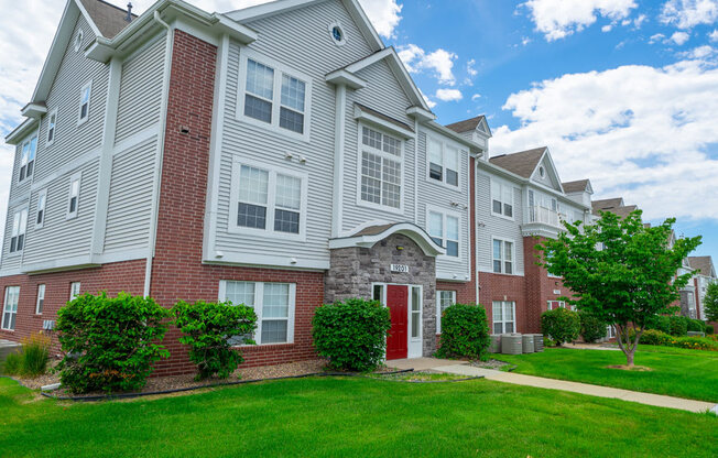 Lush Green Outdoors at West Hampton Park Apartment Homes, Nebraska