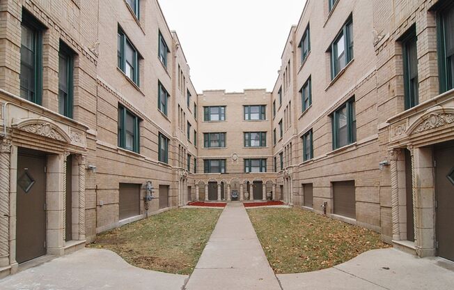 3501 W Adams