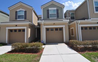 LIKE NEW OAKLEAF TOWNHOME!