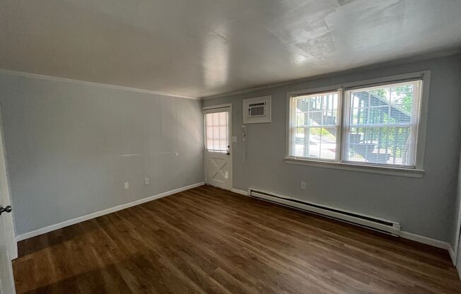 3 beds, 1 bath, 900 sqft, $999, Unit 413