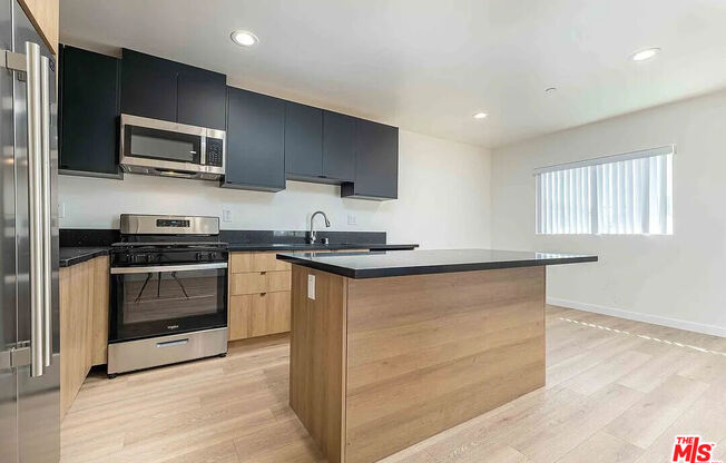 3 beds, 3.5 baths, 1,632 sqft, $4,350, Unit 1/2